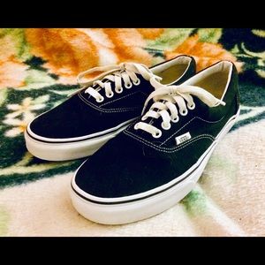 Classic lace up canvas vans. Unisex